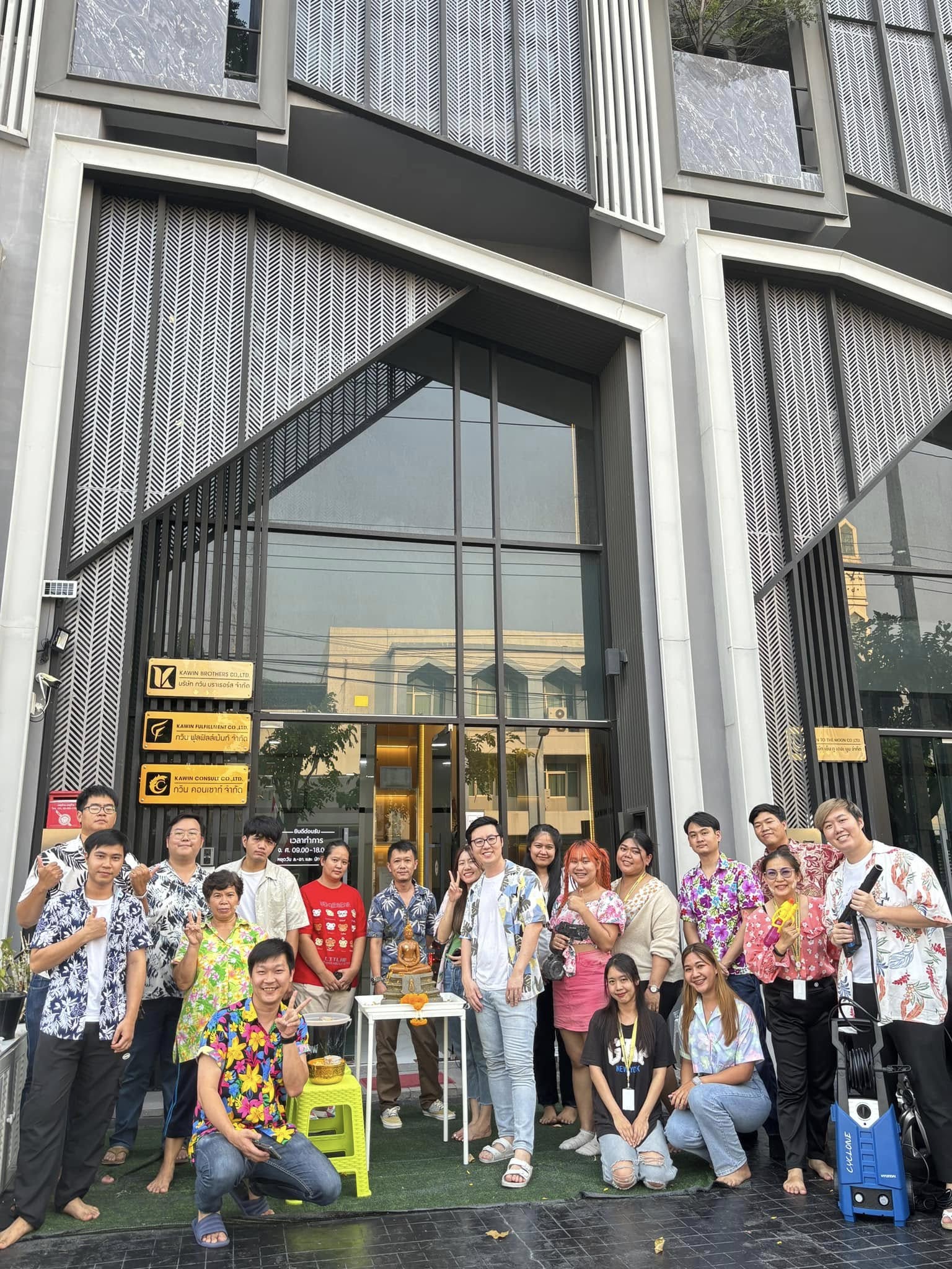 ทีมงานบริษัท กวิน บราเธอร์ส ขณะกำลังประชุม